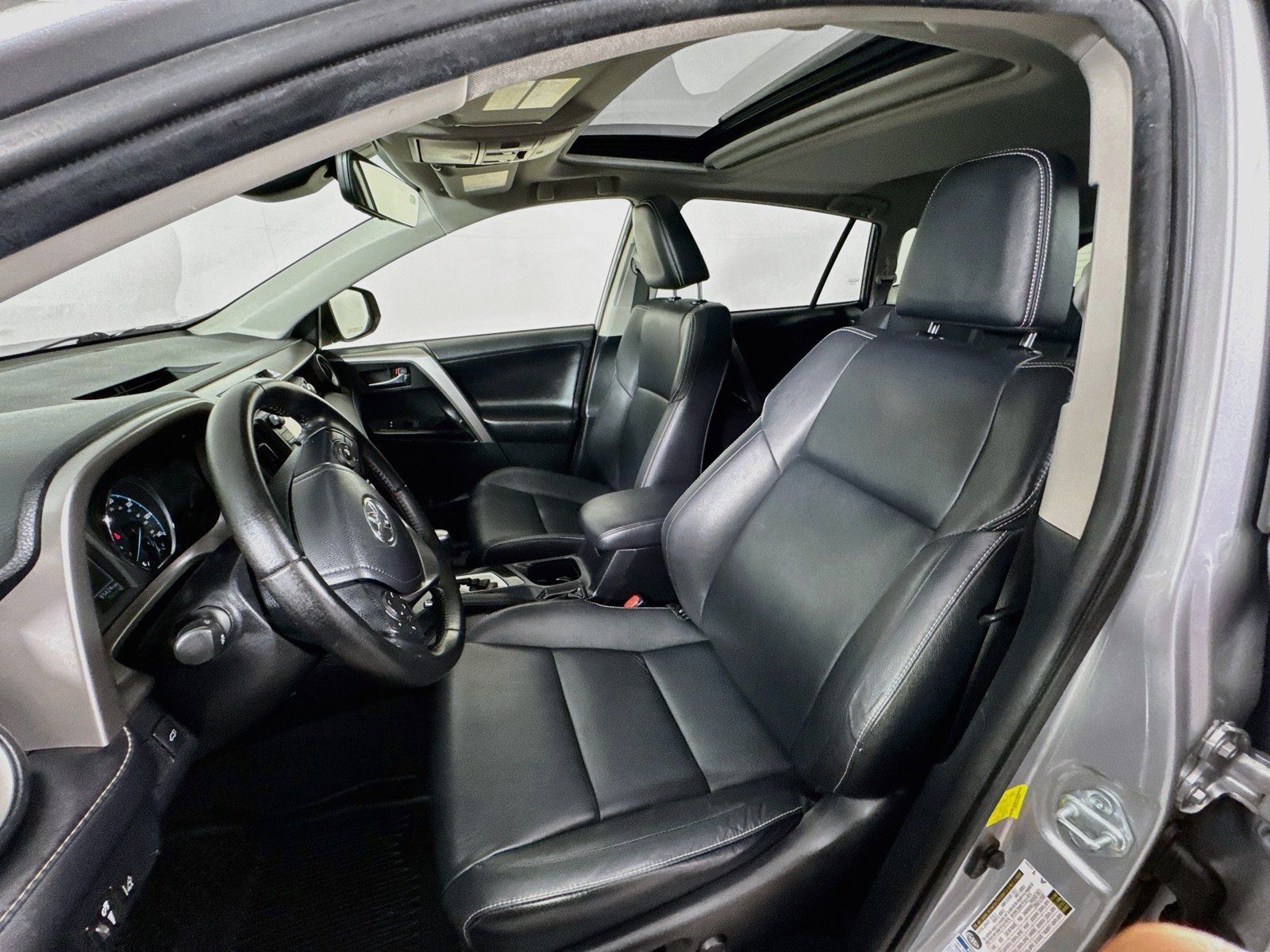 Used 2017 Toyota RAV4 Limited w/ Advanced Technology Package AWD/4WD image 18