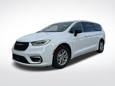 Used 2024 Chrysler Pacifica Touring-L FWD image 3