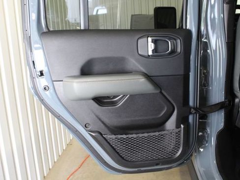 Used 2025 Jeep Gladiator Mojave AWD/4WD image 17