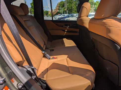 Used 2024 Lexus LX 600 4WD w/ Appearance Package image 11