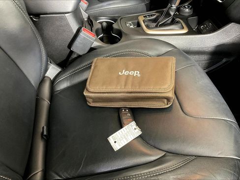 Used 2017 Jeep Cherokee Limited image 35