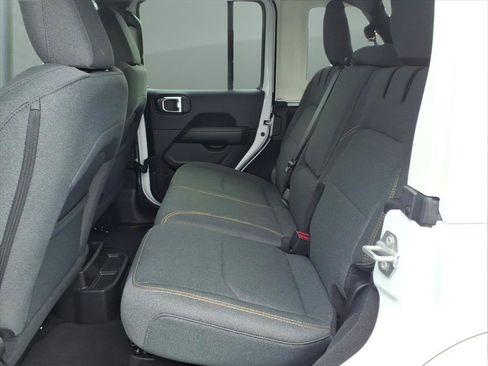 Used 2025 Jeep Wrangler Unlimited Sahara AWD/4WD image 17