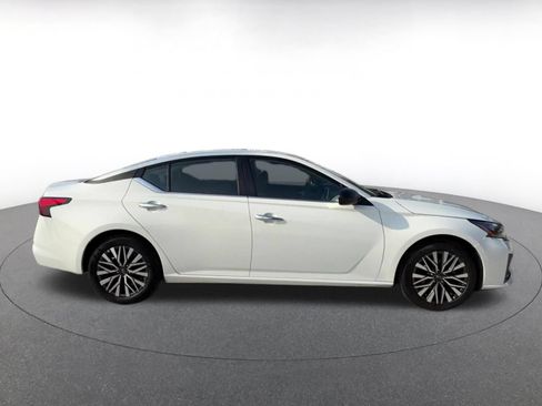 Used 2025 Nissan Altima 2.5 SV FWD image 16