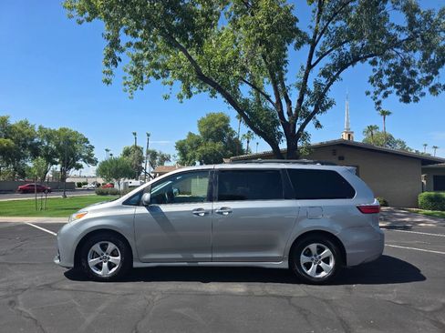 Used 2018 Toyota Sienna LE FWD image 2
