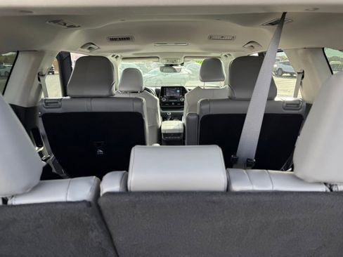 Used 2021 Toyota Highlander XLE image 16