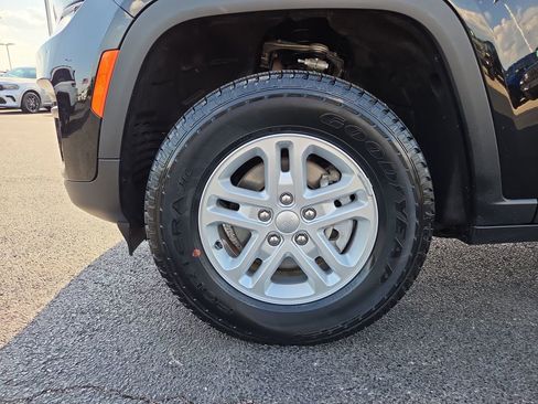 Used 2025 Jeep Grand Cherokee Laredo RWD image 9