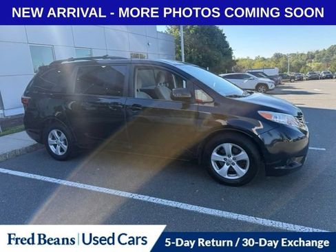Used 2015 Toyota Sienna LE FWD image 2