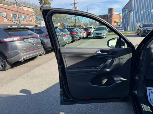 Used 2018 Volkswagen Tiguan SE AWD/4WD image 18