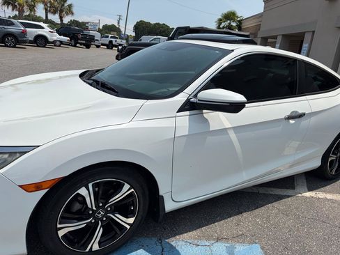 Used 2017 Honda Civic Touring image 4