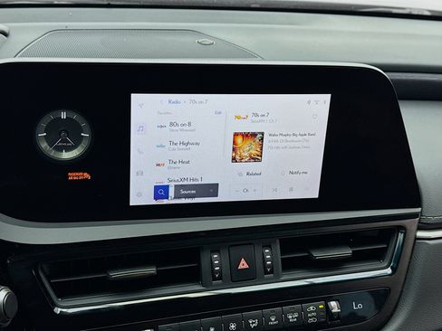 Used 2025 Lexus ES 300h w/ Premium Package image 11