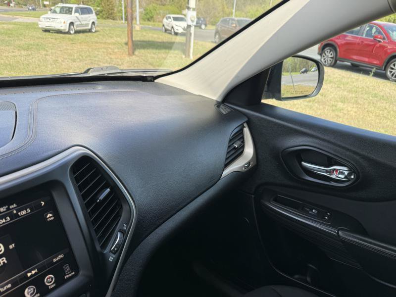 Used 2017 Jeep Cherokee Latitude w/ Safety/Convenience Group FWD image 30
