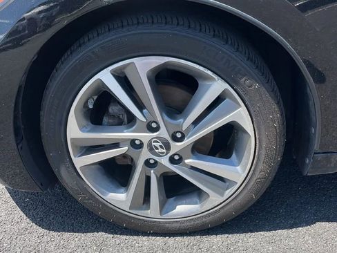 Used 2017 Hyundai Elantra Limited w/ Limited Tech Package 04 FWD image 17