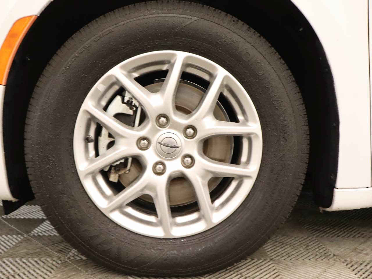 Used 2024 Chrysler Pacifica Touring-L FWD image 6