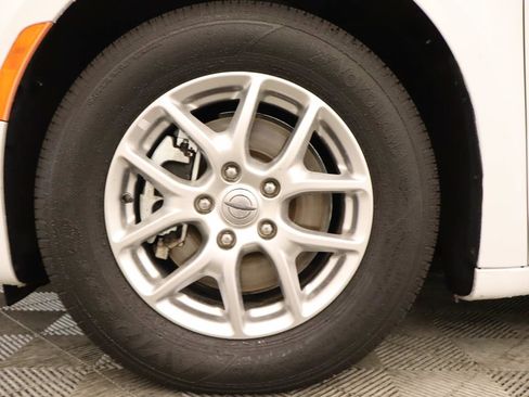Used 2024 Chrysler Pacifica Touring-L FWD image 6