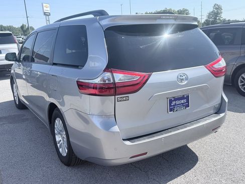 Used 2017 Toyota Sienna XLE w/ XLE Navigation Package FWD image 5