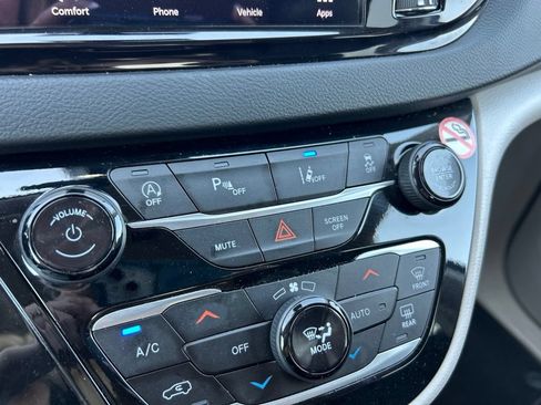 Certified 2024 Chrysler Pacifica Touring-L FWD image 15