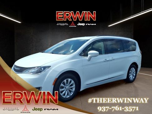Used 2017 Chrysler Pacifica Touring-L FWD image 3