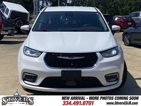Used 2023 Chrysler Pacifica Touring-L FWD image 2
