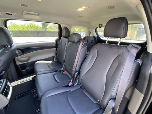 Used 2025 Kia Carnival FWD image 5