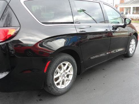 Used 2024 Chrysler Pacifica Touring-L FWD image 30