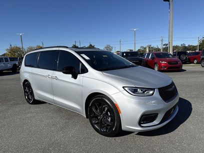 New 2026 Chrysler Pacifica Limited w/ S Appearance Package