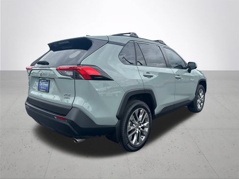 Used 2022 Toyota RAV4 XLE Premium AWD/4WD image 7