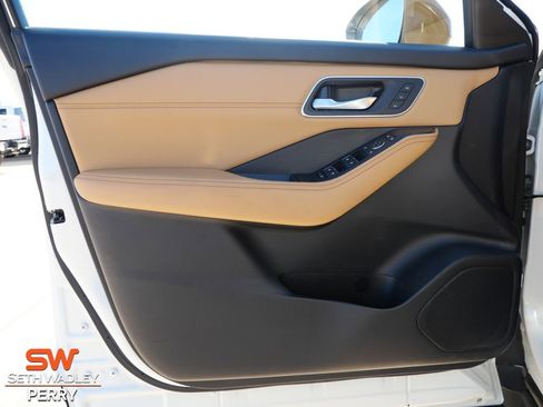 Used 2022 Nissan Rogue Platinum w/ Head-Up Display Package image 15