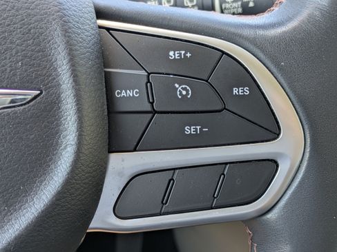Used 2017 Chrysler Pacifica Touring-L FWD image 21