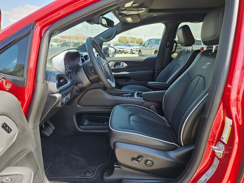 New 2026 Chrysler Pacifica Limited w/ S Appearance Package image 9