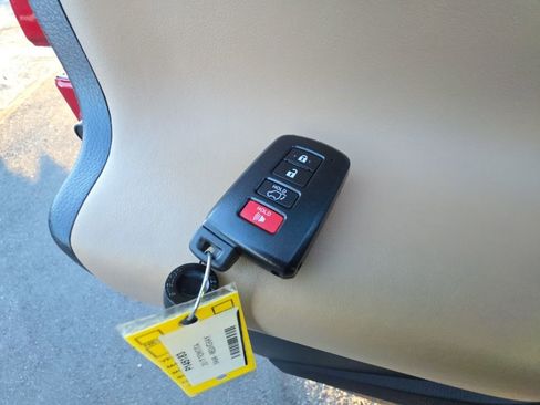 Used 2017 Toyota RAV4 Limited image 29