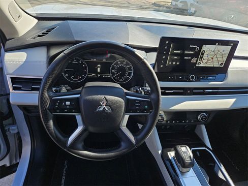 Used 2025 Mitsubishi Outlander SE image 17