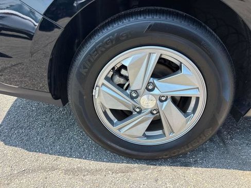Used 2025 Hyundai Elantra SE FWD image 29