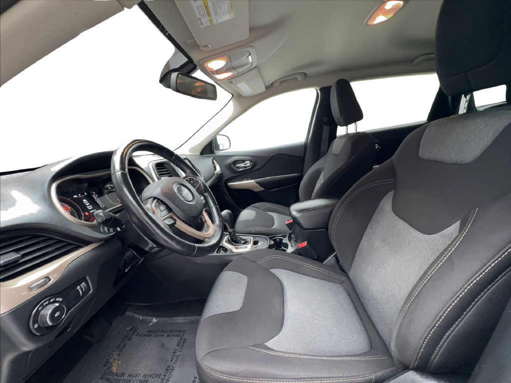 Used 2018 Jeep Cherokee Latitude w/ Altitude Package FWD image 17