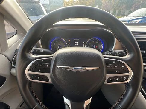 Used 2019 Chrysler Pacifica Touring-L Plus image 13