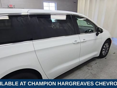 Used 2023 Chrysler Pacifica Touring-L FWD image 11