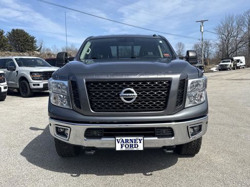 Used 2019 Nissan Titan SV w/ SV Convenience Package image 2