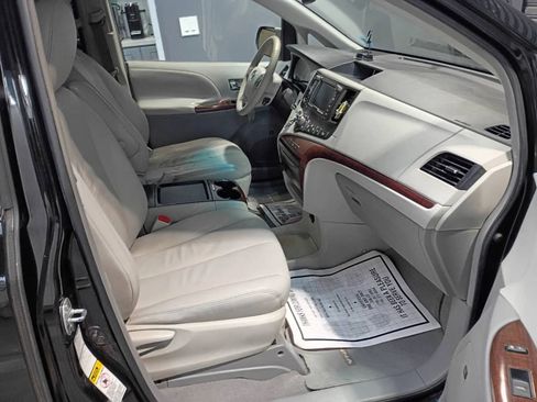 Used 2011 Toyota Sienna XLE image 19