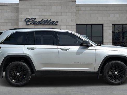 Used 2022 Jeep Grand Cherokee Limited AWD/4WD image 2