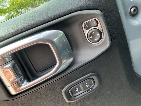Certified 2025 Jeep Gladiator Sport AWD/4WD image 14