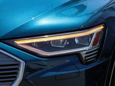 Used 2019 Audi e-tron Prestige w/ Prestige Package AWD/4WD image 2