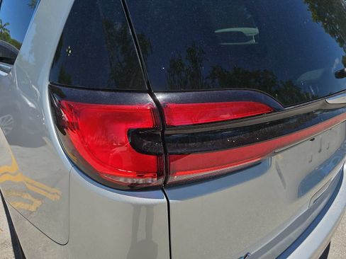 Used 2024 Chrysler Pacifica Touring-L FWD image 29
