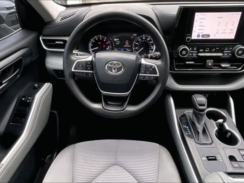 Used 2023 Toyota Highlander L image 6