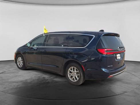 Used 2023 Chrysler Pacifica Touring-L FWD image 8
