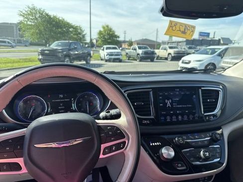 Used 2018 Chrysler Pacifica Limited w/ Advanced Safetytec Group FWD image 30