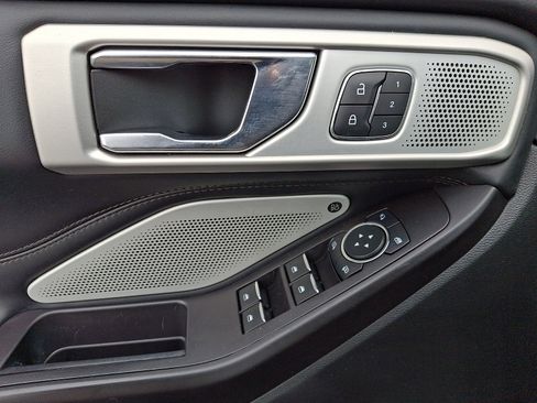 Used 2020 Ford Explorer Platinum w/ Premium Technology Package image 13