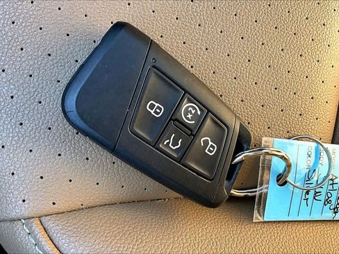 Used 2020 Volkswagen Atlas Cross Sport SE w/ Towing Package image 15