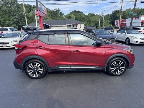 Used 2019 Nissan Kicks SR w/ SR Premium Package FWD image 3