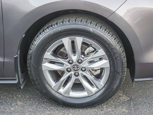 Used 2023 Toyota Sienna Limited image 10