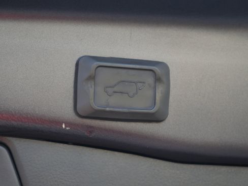 Used 2020 Toyota RAV4 Limited image 27