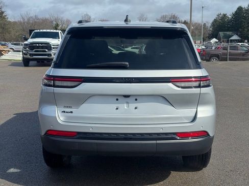 Used 2025 Jeep Grand Cherokee Altitude image 4